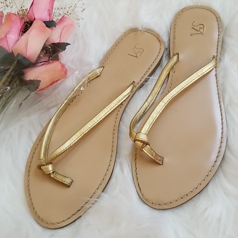 S5A Saks 5th Ave Womans Goldtone flip flop Sandals